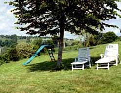 Jardin avec jeux pour les enfants